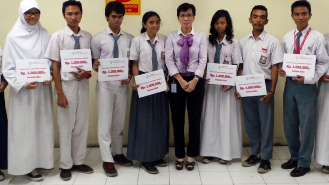 Rita Prajitno (tengah) bersama dengan siswa/siswi penerima beasiswa.