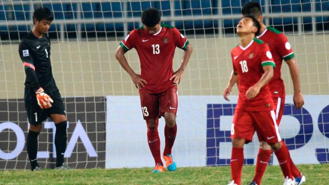 Para pemain Timnas Indonesia usai dikalahkan Filipina 0-4.