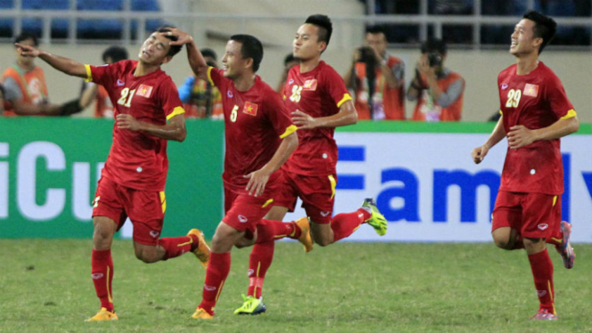 Pemain Vietnam merayakan gol kemenangan