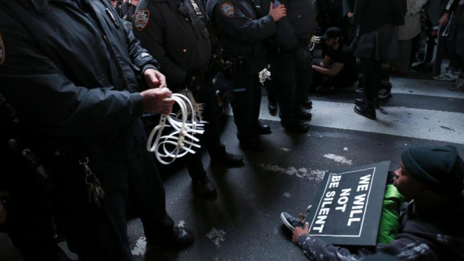 Polisi menahan demonstran yang memblokade jalan di New York