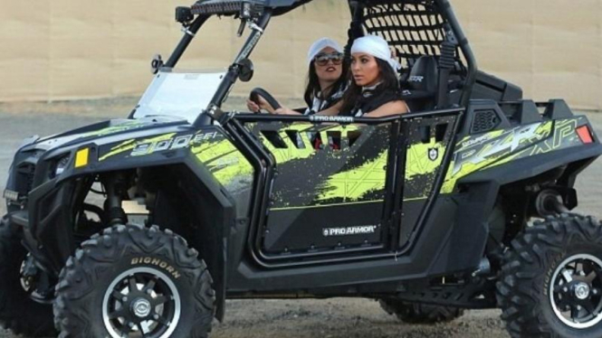 Kim Kardashian (kanan) di atas mobil Buggy, di Dubai.