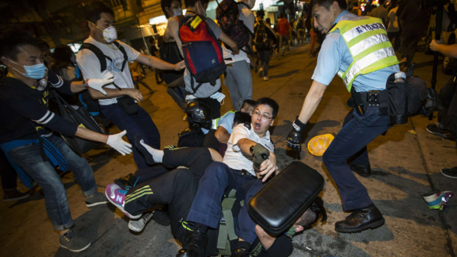 Polisi Hongkong Bubarkan dan Menangkap Demonstrasi di Mong Kok