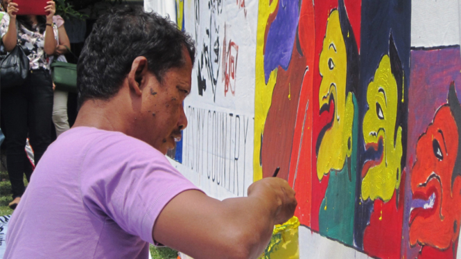 Pelukis   art  brut  Dwi  Putro  Mulyono, tampil  di  Pasar  Seni  ITB