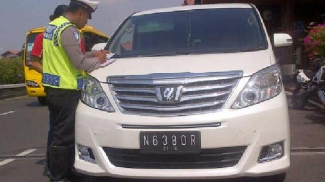 Polisi tilang Toyota Alphard 