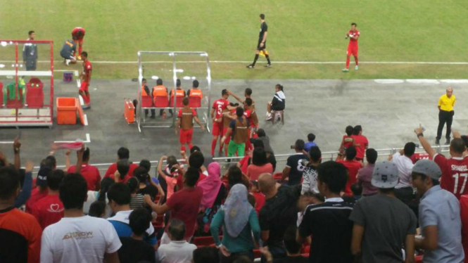 Pemain Singapura merayakan gol ke gawang Myanmar
