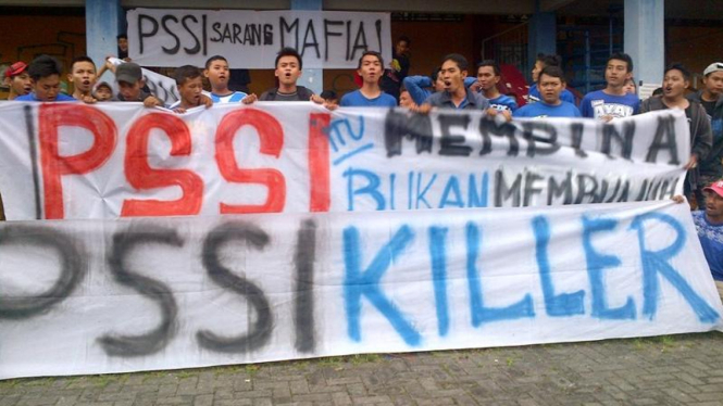 Suporter PSIS Semarang saat mengecam hukuman PSSI