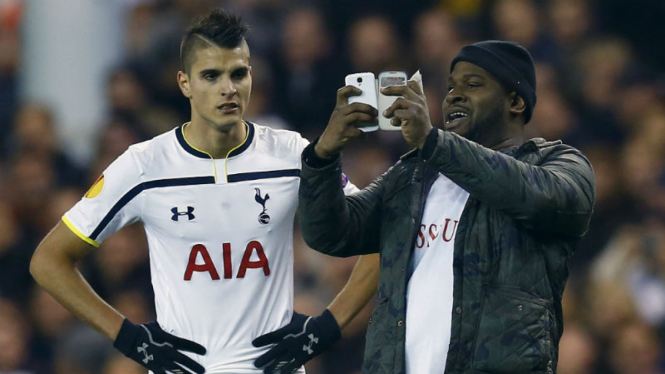 Seorang penyusup mengajak Erik Lamela berfoto selfie