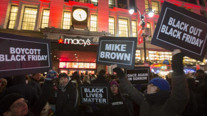 Pemrotes serukan boikot Black Friday Di New York.