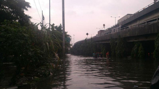 Genagan air di kawasan Kebon Nanas, Jakarta Timur. 