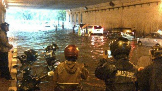 Genangan air di terowongan Cawang, Jakarta Timur. 
