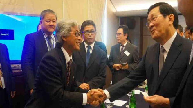 Dwi Soetjipto berjabat tangan dengan Presiden Vietnam.