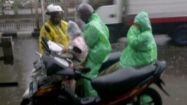 Ciclistas de motocicletas.
