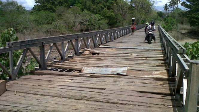 Jembatan Desa Nyaris Roboh