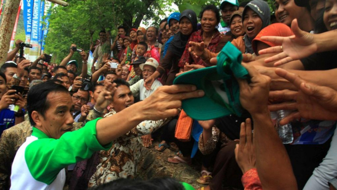Presiden Joko Widodo saat menemui penduduk di Wonogiri.