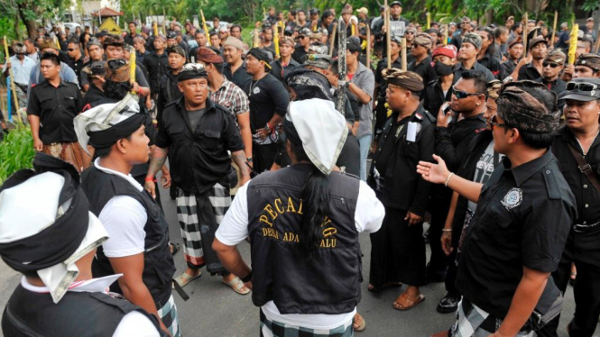 Para pecalang menjaga Munas Golkar di Nusa Dua, Bali.