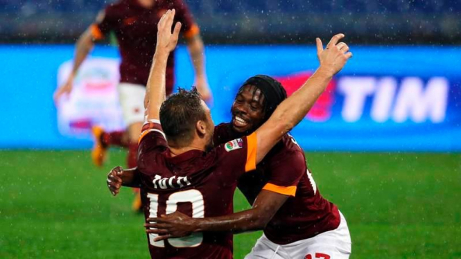 Francesco Totti dan Gervinho merayakan gol ke gawang Inter Milan