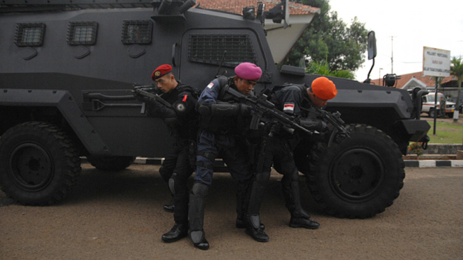 Personel TNI dari Satuan Penanggulangan Teror (Gultor) bersiap-siap untuk berlatih beberapa waktu silam.  