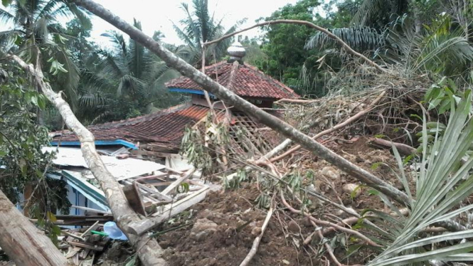 Ratusan Rumah Rusak Akibat Longsor Di Garut