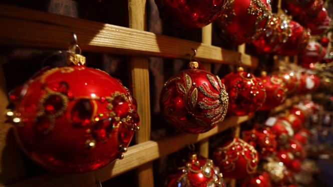 Mengintip Pengrajin Hiasan Bola Pohon Natal