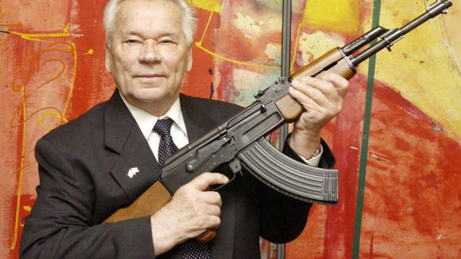 Pencipta senapan serbu AK-47, Mikhail Kalashnikov.