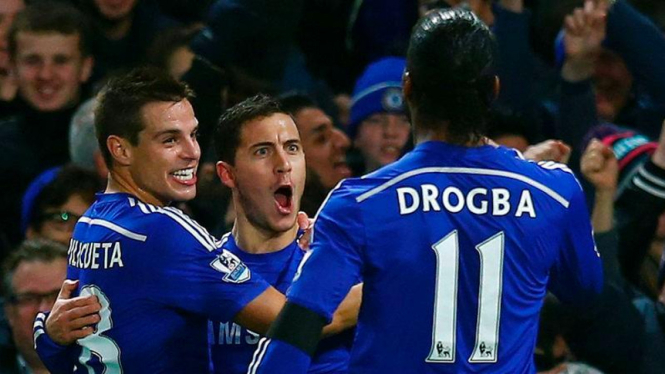 Pemain Chelsea, Eden Hazard, merayakan gol bersama Didier Drogba