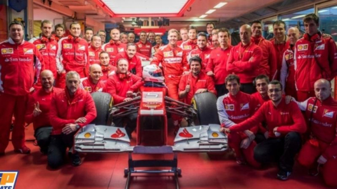 Sebastian Vettel bersama timnya di Ferrari