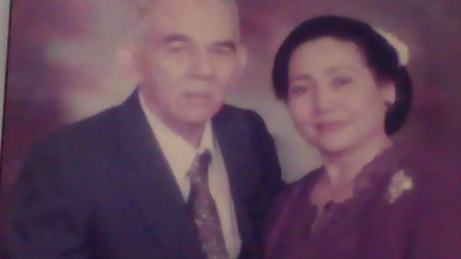 Foto O. Sugandi dan istrinya semasa hidup.
