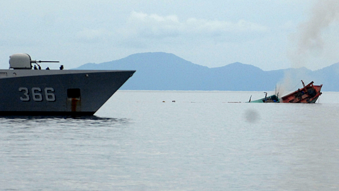  Salah satu dari tiga Kapal Ikan berbendera Vietnam ditenggelamkan di Perairan Tarempe, Anambas, Kepulauan Riau, Jum'at (5/12/2014). Foto: VIVAnews/Ikhwan Yanuar