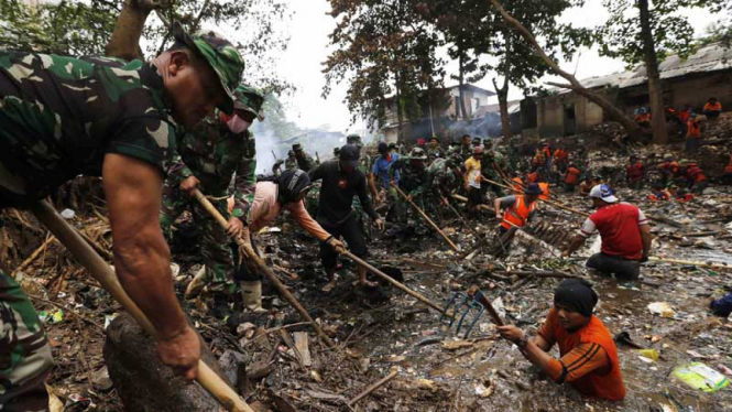 Relawan & TNI Bersihkan Sampah Sungai Ciliwung