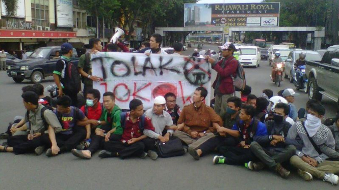 Aksi mahasiswa di Palembang saat blokir jalan, Sabtu (6/12/2014). 