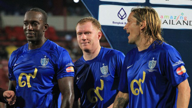 Paul Scholes (tengah) bersama Michael Salgado dan Dwight Yorke