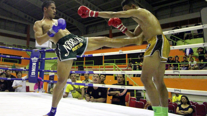 Yudi (kiri) saat mengalahkan Pierre Ombu di Naksoo Muay Thai