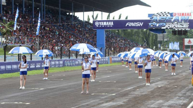 Aksi Umbrella Girl di Lintasan Yamaha ASEAN Cup Race 2014