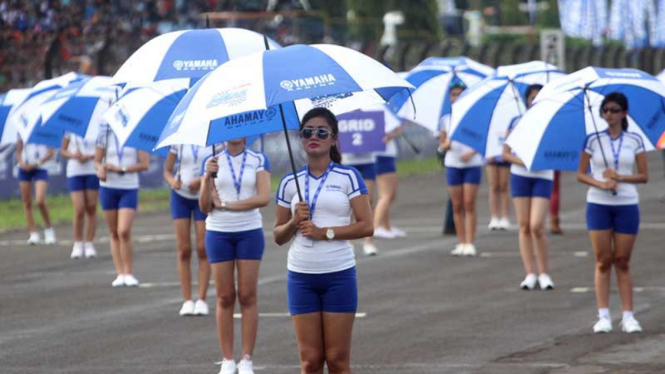 Aksi Umbrella Girl di Lintasan Yamaha ASEAN Cup Race 2014