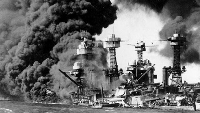 Pearl Harbor yang hancur setelah diserang Jepang, Desember 1941