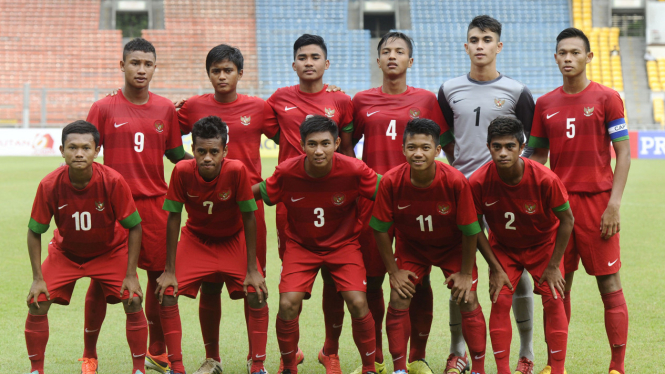 Tim sepak bola Indonesia U-19 berpose sebelum bertanding melawan tim Singapura U-19 pada laga persahabatan jelang AFF U-19 di Stadion Utama Gelora Bung Karno Jakarta, Senin (8/12).