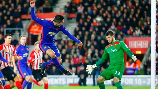 Penyerang MU, Robin van Persie, mencetak gol ke gawang Southampton