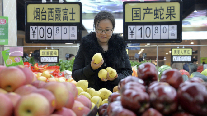 Pembeli memilih buah-buahan di supermarket di China