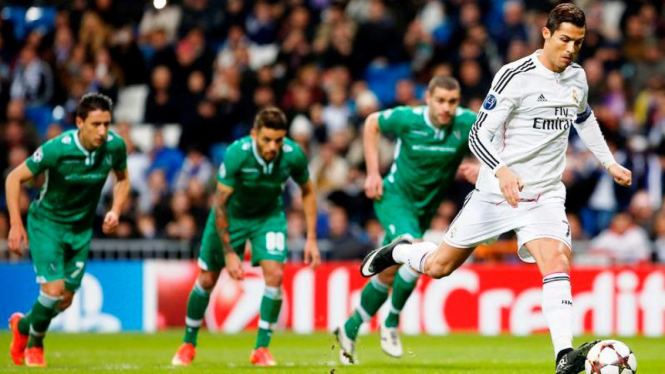 Winger Real Madrid, Cristiano Ronaldo mencetak gol dari titik putih
