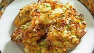 Ingin Bakwan Sayur Renyah dan Tidak Berminyak? Coba 6 Tips Ini!