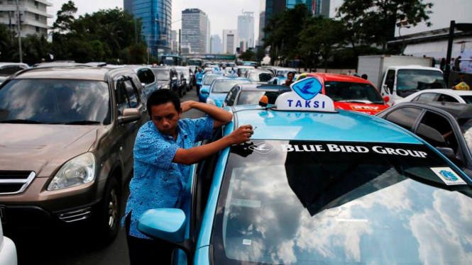 Sopir taksi di tengah kemacetan lalu lintas Jakarta