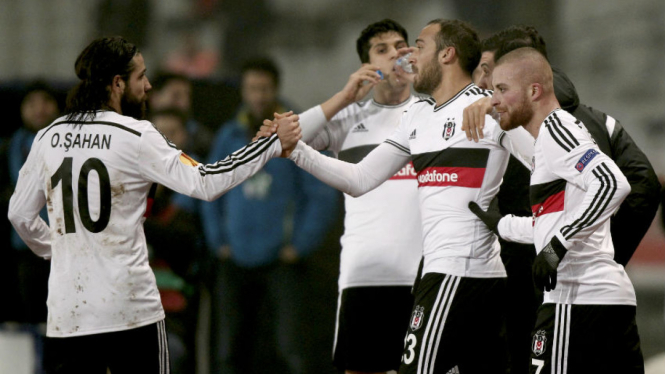 Pemain Besiktas merayakan gol ke gawang Tottenham Hotspur