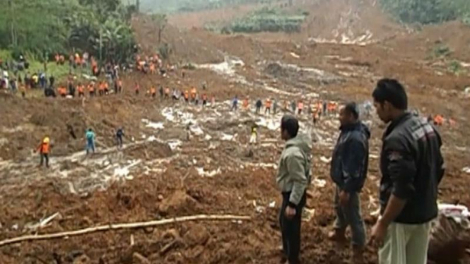 Evakuasi korban longsor di Banjarnegara 