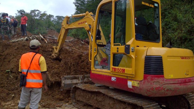 Upaya pencarian korban longsor menggunakan mesin penggali di Banjarnegara