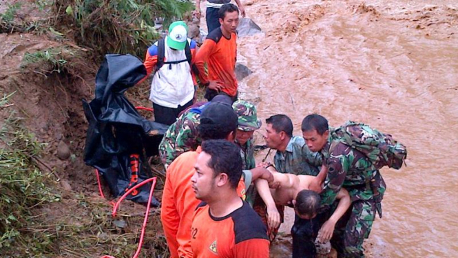 Tim SAR gabungan mengevakuasi korban longsor Banjarnegara, 14 Desember.