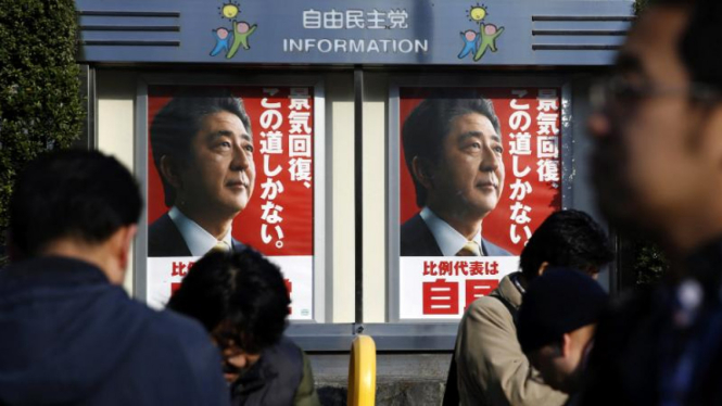 Poster PM Jepang Shinzo Abe, yang juga pemimpin Partai Demokratik Liberal.