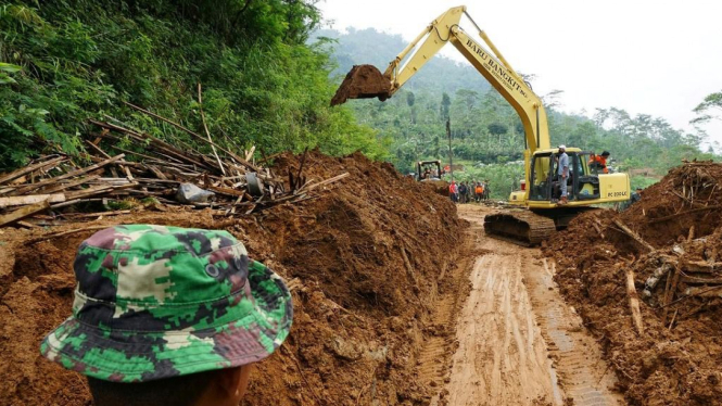 Alat berat dikerahkan untuk bersihkan longsoran di Banjarnegara.