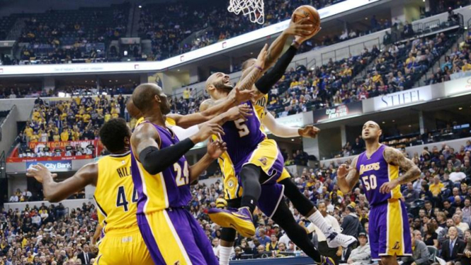 Pemain LA Lakers, Carlos Boozer (5) mendapat hadangan dari pemain Pacers