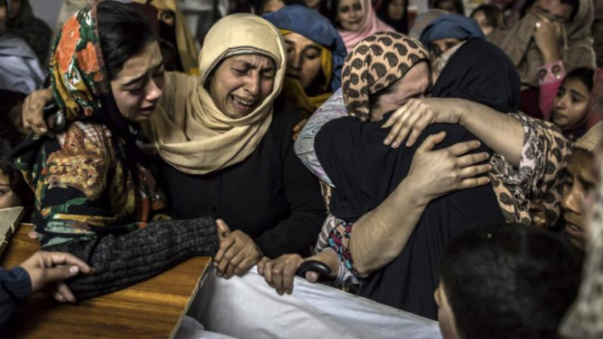 Para ibu berduka atas kematian putra mereka, dalam serangan Taliban ke sekolah.