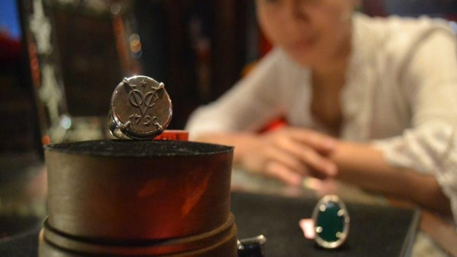 Cincin dari koin VOC koleksi Komang Iyuth